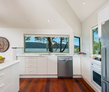 4 Bedroom Deep Waterfront Home - Photo 4