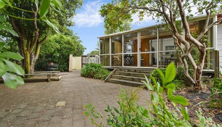 SINGLE LEVEL 3 BEDROOM BEAUTY - Photo 4