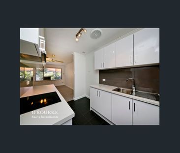 Stylishly Renovated Villa with Modern Appeal - Photo 4