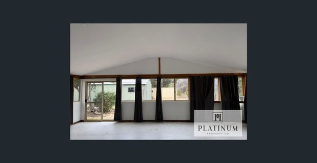 Spacious 4-Bed Room Family Home & Large workshop - Photo 1