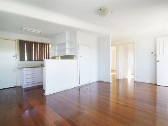 2/96 Ridge Street, Greenslopes QLD 4120 - Photo 1
