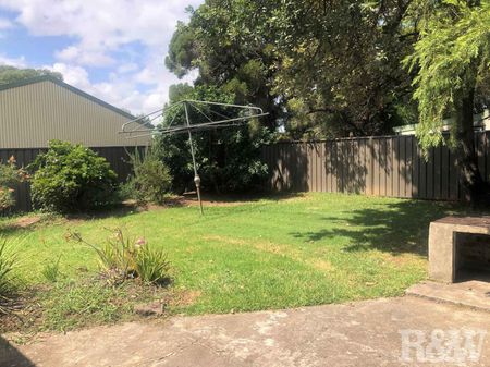 Three bedroom home - Walking Distance to Doonside station - Photo 3