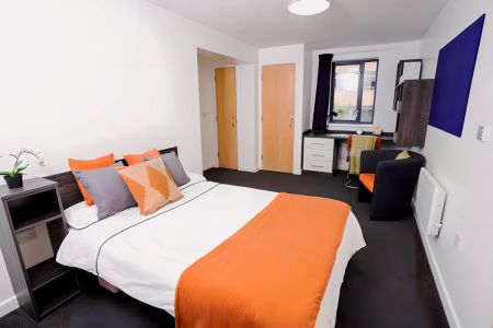 Large En-suite - Photo 4