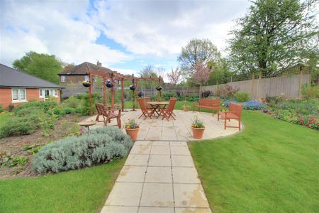 Greenacres Lodge, Warlingham - Photo 4