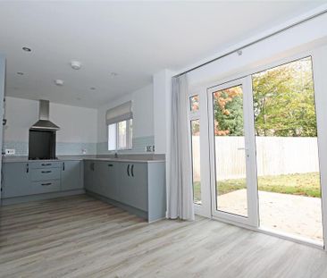 4 bedroom detached house to rent - Photo 6