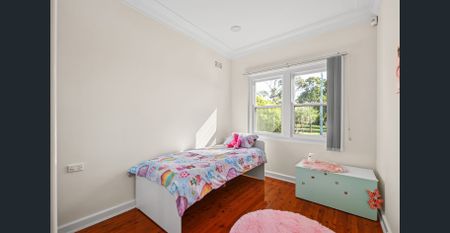 Single Level Allure, Park-Side Setting, Steps To The Station - Photo 3