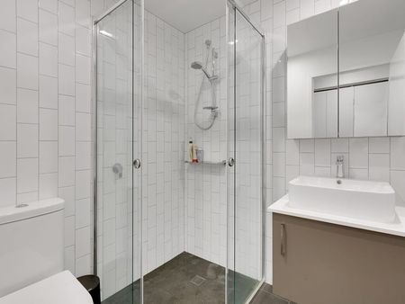 Modern Apartment with Spacious Balcony - Photo 5