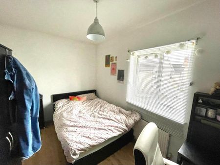 3 bedroom flat to rent - Photo 3