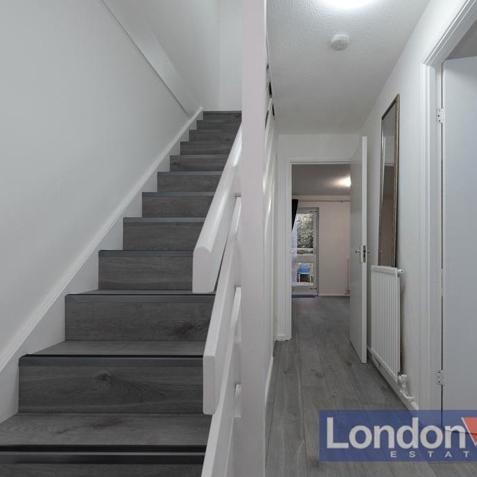 2 bedroom mews to rent - Photo 1