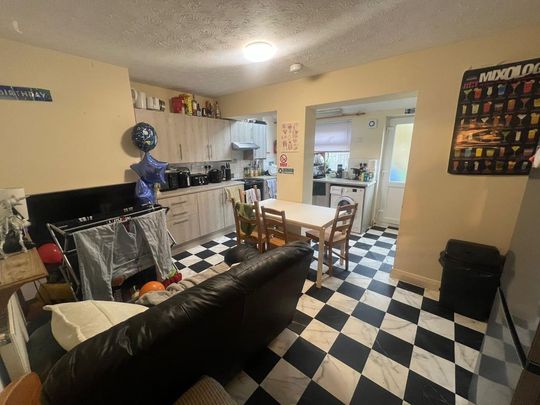 4 bedroom end of terrace house to rent - Photo 1