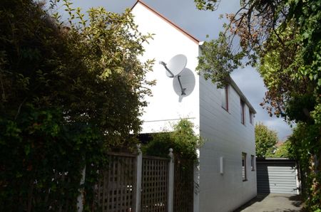 Warren & Mahoney Architecturally Designed Townhouse - Photo 3