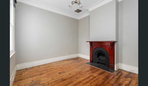 Register to Inspect / Charming Home in the Heart of Footscray – Prime Location with Parking! - Photo 1