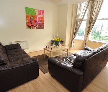 MODERN STUDENT 2 BED FLAT 400 METRES TO UNIVERSITY AND 200METRES TOWN - Photo 1
