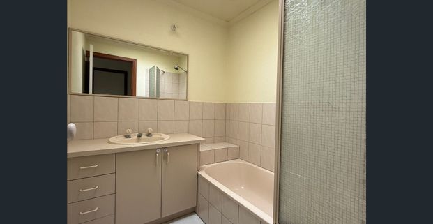 Neat and tidy Unit - Close to Monash University and Monash Medical Centre - brand new carpets - Photo 1
