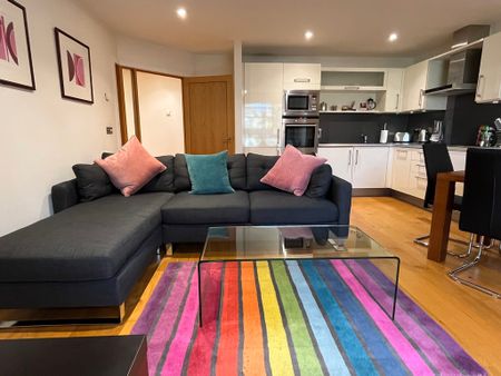A well presented, one bedroomed apartment, situated on Chesterton Road with spacious living space and parking. Less than a mile walk in to Cambridge City Centre over picturesque Jesus Green. - Photo 2