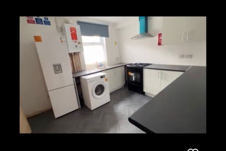 Room in a Shared House, High Town Road, LU2 - Photo 2