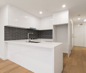 Bright & Spacious Two Bedroom Apartment - Photo 3