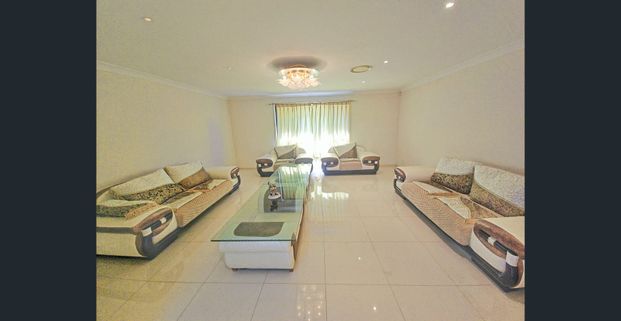 Furnished Private Bedrooms Available in A Luxurious House Near Quakers Hill Station! ( Shared House) - Photo 1