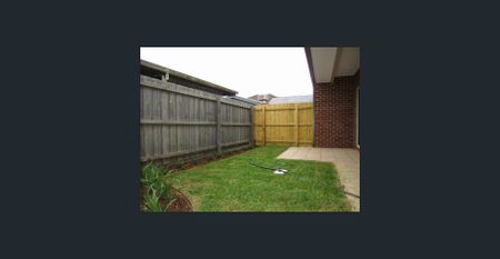 THREE BEDROOM TOWNHOUSE - Photo 5