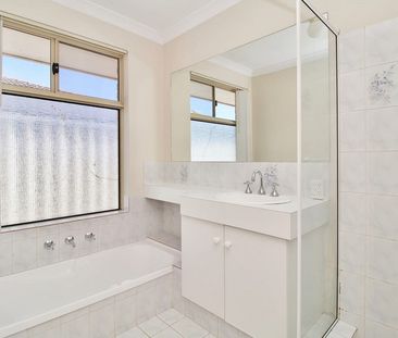 Spacious 4-Bedroom Family Home in Warnbro - Photo 4
