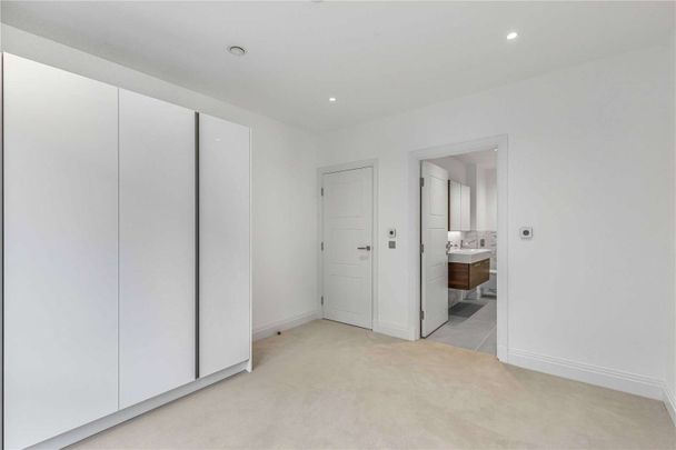 A contemporary three bedroom apartment in the popular Teddington Riverside development - Photo 1