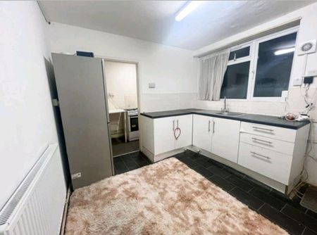 1 bedroom in a house share to rent - Photo 2