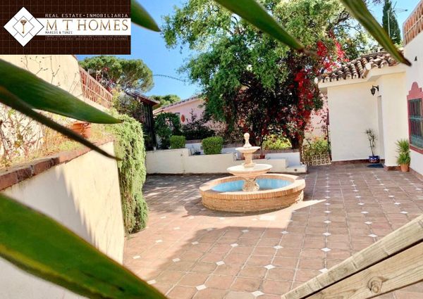 LARGE DETACHED VILLA WITH PRIVATE POOL AND GARDEN