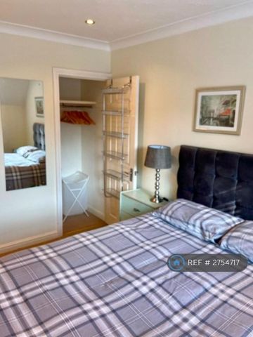 1 bedroom in a flat share to rent - Photo 4