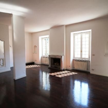 Attic-Parioli: Located in quiet palazzo d’epoca not far from Piazza del Popolo. Modern 4 Bedroom, 3 bath, spacious living-dining, bright and silent. Fireplace, air conditioning, parquet floors, large panoramic terrace. Ref 1972 - Foto 3