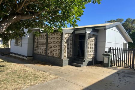 GORGEOUS HOME - Photo 5