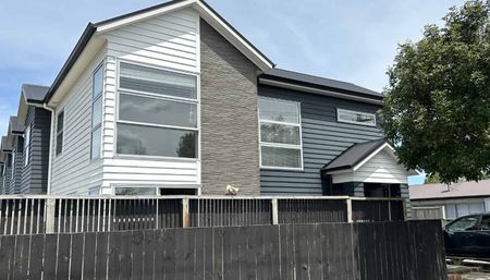 Large 3 Bedroom in Hamilton East - Photo 2