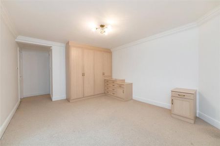 3 bedroom flat in Hampstead - Photo 2