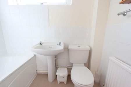 3 bedroom semi-detached house to rent - Photo 5