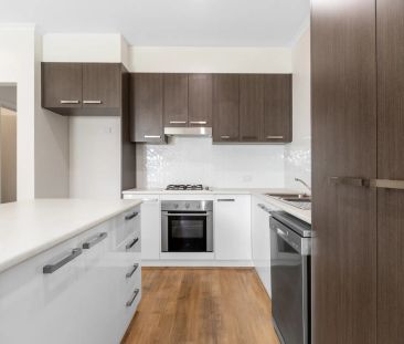 Stylish & Modern 3-Bedroom Townhouse in Bluestone Estate - Photo 2