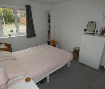 1 bed House - To Let - Photo 2