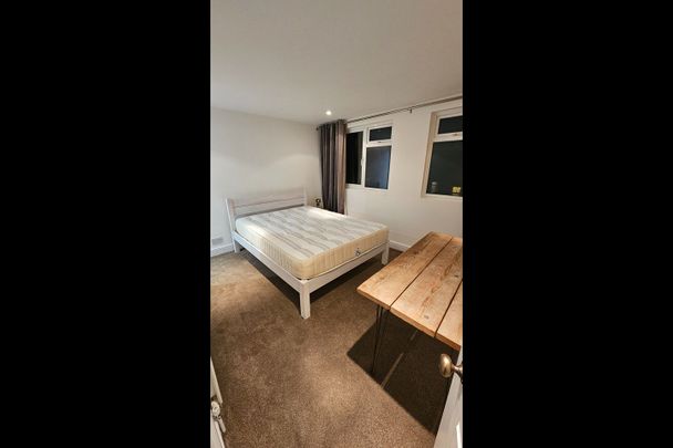 Room in a Shared House, Thurso Street, SW17 - Photo 1