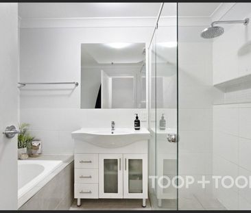 Charming & Modern Apartment in the Heart of St Clair - Photo 1