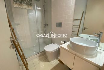 Apartamento T0+1 para arrendamento na Rua Santa Catarina, Porto