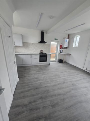 3 bedroom end of terrace house to rent - Photo 2