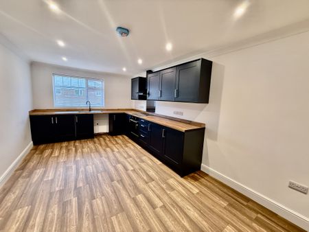 Luxury 1‑bed apartment at Lumb Farm, Ripley. Brand‑new, high‑spec finish with large kitchen‑diner, modern bathroom, gated parking and stunning views. £1,200pcm + £300 for all bills incl. Starlink, gas, electric, water, council tax. Available 1 March. Contact Property Options to view. - Photo 2