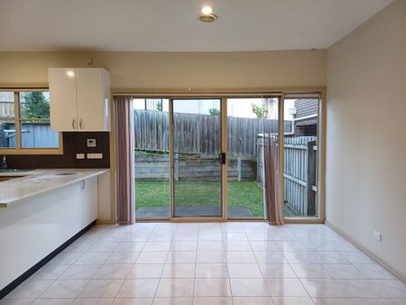 2/35 Angus Drive, Glen Waverley - Photo 3
