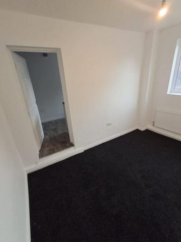 2 bedroom end of terrace house to rent - Photo 2
