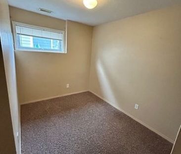 3 BED, 1 BATH, LOWER UNIT OF HOUSE - Photo 4