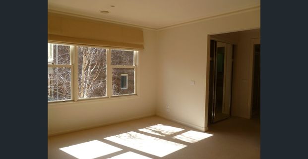 Modern Three Bedroom Townhouse in Prime Location - Photo 1