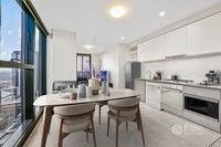 Stunning 2-Bedroom, 2-Bathroom Corner Apartment with Panoramic Views in Melbourne CBD - Photo 4