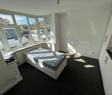 5 bedroom semi-detached house to rent - Photo 2