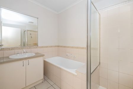 Charming Three Bedroom Unit in Prime Langwarrin Location - Photo 5