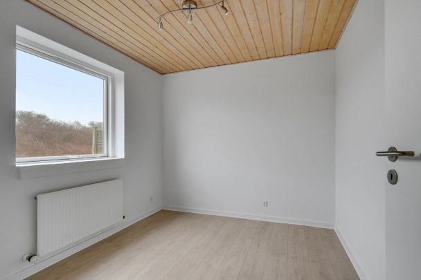 Skønt rækkehus i Skt Klemens med plads til hele familien. Hyggelig have samt egen parkeringsplads medfølger. - Foto 1
