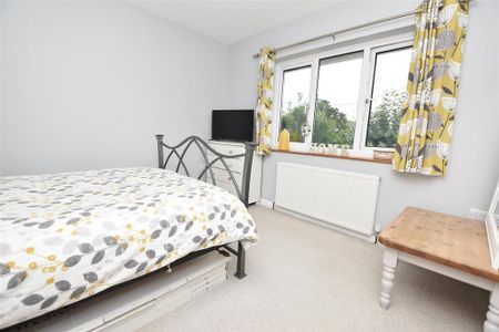 4 bedroom semi-detached house to rent - Photo 4