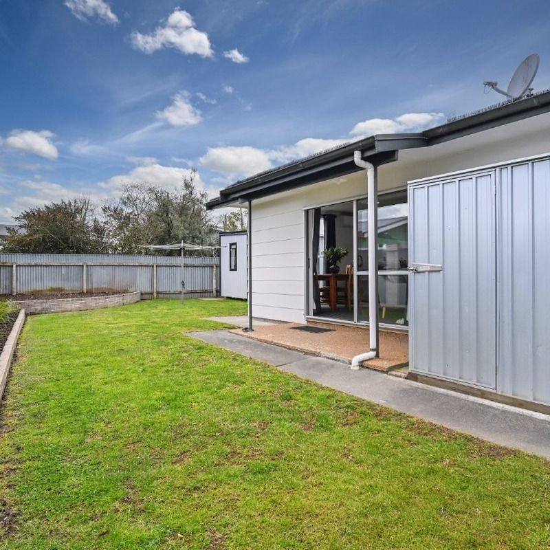 Tidy Family Home in Walton Way - Photo 1